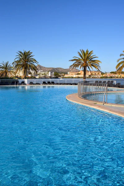 Майорка, Іспанія-11 травня 2019: басейн з видом на пальми в Алькудія, Майорка — стокове фото