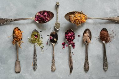 Antika kaşıklarda farklı türde kuru çay. Düz yatıyordu