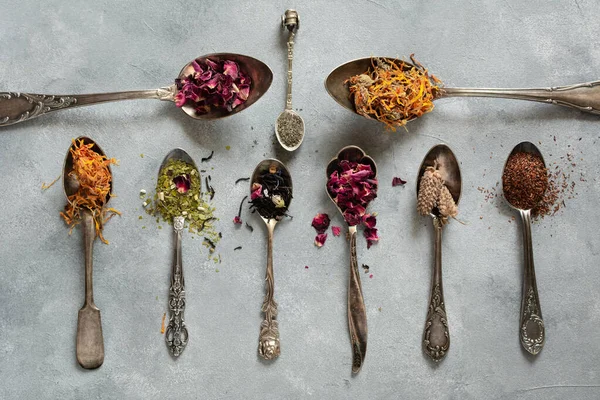 Antika kaşıklarda farklı türde kuru çay. Düz yatıyordu