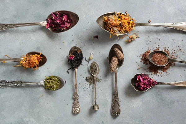 Antika kaşıklarda farklı türde kuru çay. Düz yatıyordu