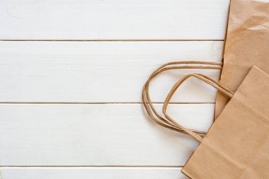 Çevre dostu kağıt alışveriş torbaları. Çöp konsepti yok