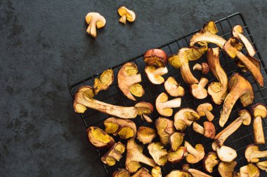 Ahşap masa üzerinde kurutma taze orman mantar.