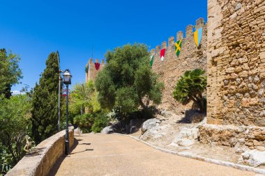 Mallorca, İspanya - 10 Mayıs 2019: 14. yüzyıldan kalma Capdepera Kalesi, Mayorka 'nın doğu kıyısında Cala Rajada yakınlarında yer almaktadır..