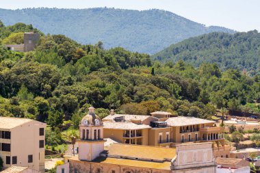 Majorca 'nın doğusunda yer alan tarihi Capdepera kentinin mimarisi ve Cala Ratjada tatil beldesinin komşusu. İspanya