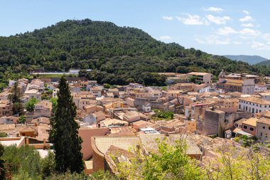 Majorca 'nın doğusunda yer alan tarihi Capdepera kenti ve Cala Ratjada tatil beldesinin komşusu. İspanya