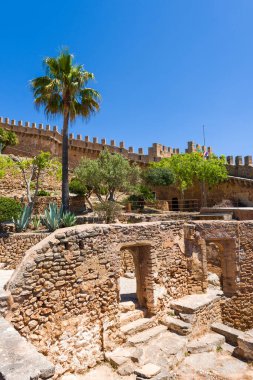 Capdepera Kalesi, 14. yüzyıldan kalma kale, İspanya 'nın Mayorka şehrinin doğu kıyısında Cala Rajada yakınlarında yer alıyor.