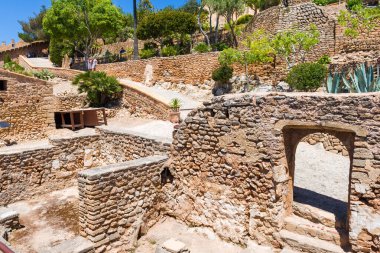 Mallorca, İspanya - 10 Mayıs 2019: 14. yüzyıldan kalma Capdepera Kalesi, Mayorka 'nın doğu kıyısında Cala Rajada yakınlarında yer almaktadır.