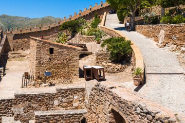 Mallorca, İspanya - 10 Mayıs 2019: 14. yüzyıldan kalma Capdepera Kalesi, Mayorka 'nın doğu kıyısında Cala Ratjada yakınlarında yer almaktadır.