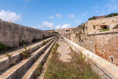 Menorca, İspanya - 13 Ocak 2019, La Mola, Mahon 'daki Isabel II kalesi. 19. yüzyılda yapılmış en büyük Avrupa kalelerinden biri.