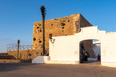 Es Mercadal, Menorca - 13 Ekim 2019: El Toro Dağı 'nın tepesindeki manastır - Menorca' nın en yüksek zirvesi, Balear Adaları, İspanya