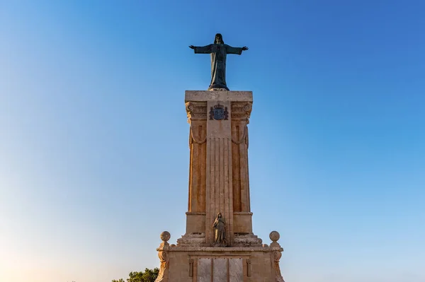 Es Mercadal, Menorca - 13 de octubre de 2019: Monumento a Cristo en la cima de la montaña El Toro - el pico más alto de Menorca, Islas Baleares, España — Foto de Stock