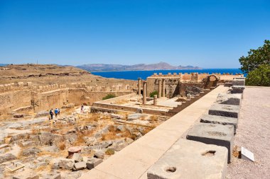 RHODES, GREECE - 14 Mayıs 2018: Lindos Akropolis, Rodos adasındaki turistik ilgi merkezi