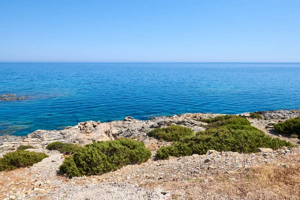 Skaliste Wybrzeże Przezroczystą Wodą Pobliżu Plaży Glistra Ladros Wyspie Rodos — Zdjęcie stockowe