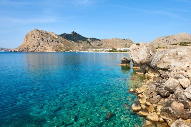 Güneşli bir günde Kolymbia Körfezi 'nin Rocky sahili. Rodos Adası, Yunanistan