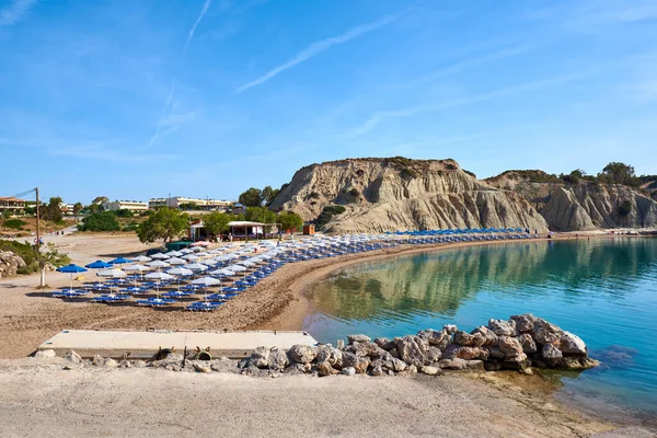 Rodos adasında güneş pansiyonlu Kolymbia plajı. Yunanistan