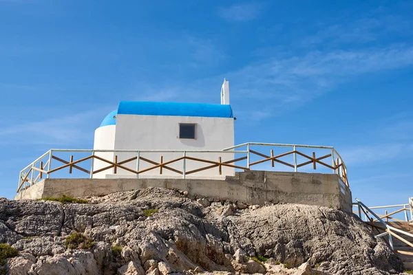 Traditionelle Weiße Griechische Kirche Mit Blauer Kuppel Hafen Von Kolymbia — Stockfoto