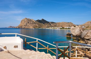 Güneşli yaz gününde güzel Kolymbia Körfezi. Rodos Adası, Yunanistan