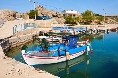 RHODES, GREECE - 18 Mayıs 2018: Kolymbia limanına demirlemiş tekneler. Rhodes Adası. Yunanistan