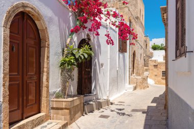 Rodos adasında bahar çiçekleri olan bir Yunan caddesi. Lindos Köyü, Dodecanese, Yunanistan.