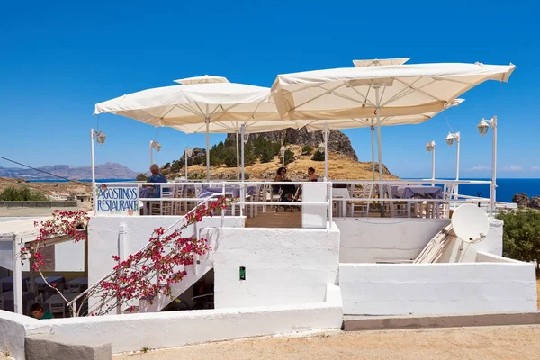 Rhodes Griekenland Mei 2018 Grieks Restaurant Met Uitzicht Akropolis Lindos — Stockfoto