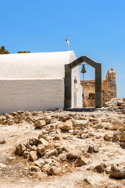 Witte Kapel Met Klokkentoren Heuvel Van Monolithos Kasteel Rhodos Eiland — Stockfoto