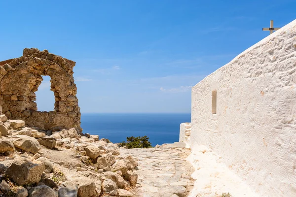 Rhodes Adası 'ndaki Monolithos Kalesi' nin tepesinde beyaz şapel ve eski kalıntılar. Yunanistan