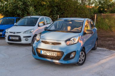 Zakythos, Yunanistan - 26 Eylül 2017: Kiralık araçta küçük arabalar müşterileri bekliyor. Zakhyntos Adası