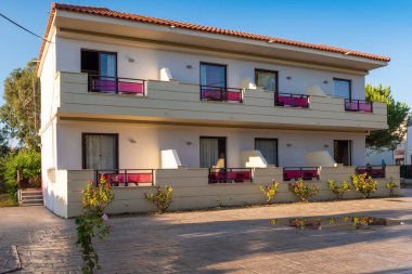 Zakynthos, Yunanistan - 26 Eylül 2017: Zakynthos adasındaki Laganas kasabasındaki tipik yaz oteli