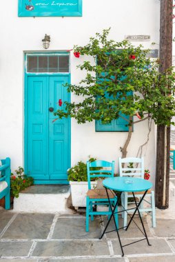 Serifos, Yunanistan - 9 Eylül 2018: Serifos 'un Chora' sında güzel bir Yunan mimarisi. Cyclades, Yunanistan