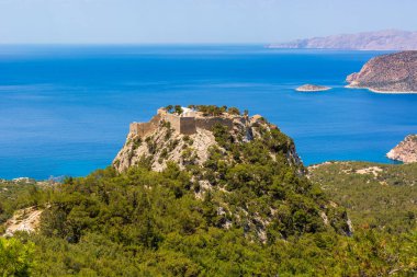 Monolithos Şatosu yüksek kayanın zirvesinde yer almaktadır. Rodos Adası, Yunanistan