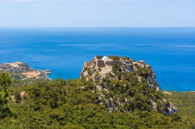 Monolithos Şatosu yüksek kayanın zirvesinde yer almaktadır. Rodos Adası, Yunanistan