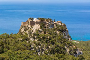 Monolithos Şatosu yüksek kayanın zirvesinde yer almaktadır. Rodos Adası, Yunanistan