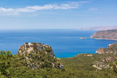 Monolithos Şatosu yüksek kayanın zirvesinde yer almaktadır. Rodos Adası, Yunanistan