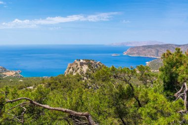Monolithos 'un batı kıyısındaki woth kalesinin kayadaki görüntüsü. Rodos adası. Yunanistan.