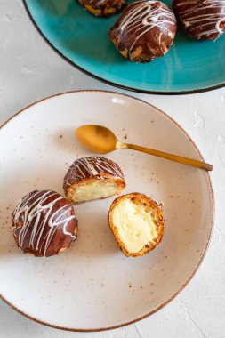 Vanilyalı puding ve çikolatalı mini puf kekleri.