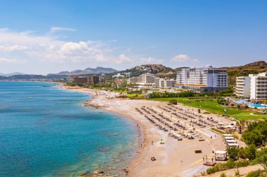 Faliraki 'deki güzel kumlu plaj. Rodos Adası, Dodecanese, Yunanistan.