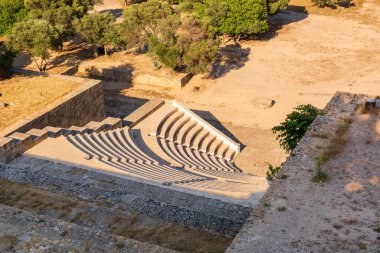 Mermer koltuklu eski bir tiyatro. Rodos Akropolü. Rodos Adası, Yunanistan
