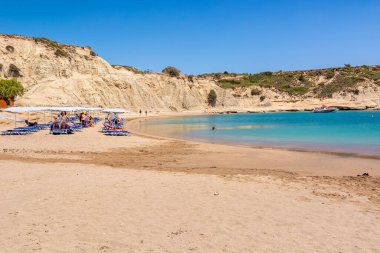 RHODES, GREECE - 12 Mayıs 2018: Sandy ve Kolymbia köyündeki sakin plaj. Rhodes Adası. Yunanistan