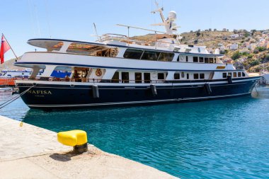 SYMI, GREECE - 15 Mayıs 2018: yaz sezonu boyunca Gialos limanında tekne gezisi. Symi Adası, Yunanistan