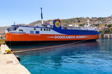 SYMI, GREECE - 15 Mayıs 2018: Panagia Skiadeni feribotu yaz sezonu boyunca Gialos limanında. Symi Adası, Yunanistan