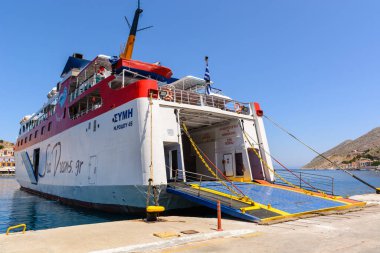 SYMI, GREECE - 15 Mayıs 2018: Deniz Rüyaları feribotu yaz sezonu boyunca Gialos limanında. Symi Adası, Yunanistan