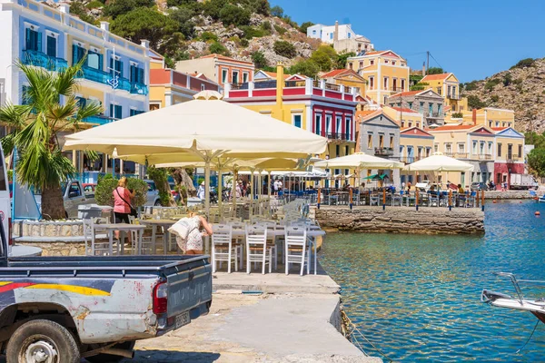 Symi Greece Μαΐου 2018 Τραπέζια Καρέκλες Και Πολύχρωμα Σπίτια Στη — Φωτογραφία Αρχείου