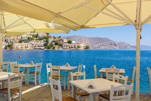 Symi Greece Μαΐου 2018 Τραπέζια Καρέκλες Και Θέα Στη Θάλασσα — Φωτογραφία Αρχείου