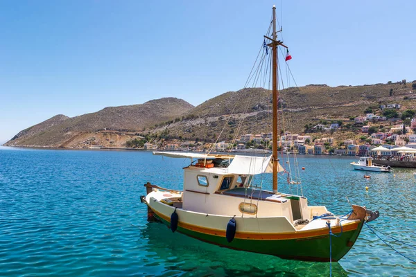 Barco Ancorando Bela Baía Symi Com Água Mar Verde Esmeralda — Fotografia de Stock