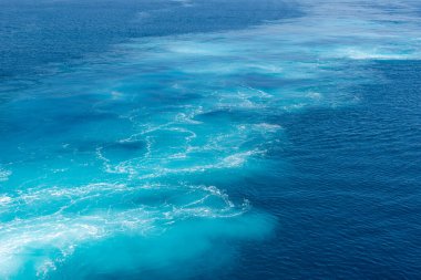 Feribotun arkasında köpüren su izi. Cyclades, Yunanistan.