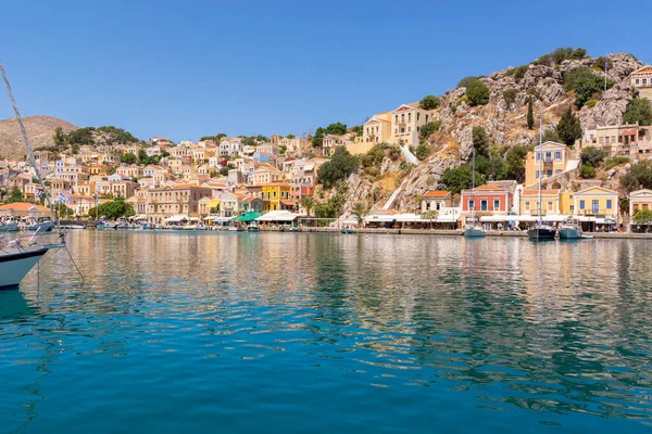 Bela Ilha Symi Com Uma Baía Turquesa Arquitetura Colorida Dodecaneso — Fotografia de Stock