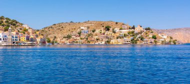 Turkuaz körfezi olan güzel bir Symi adası. Dodekanese, Yunanistan