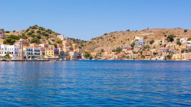 Turkuaz körfezi olan güzel bir Symi adası. Dodekanese, Yunanistan
