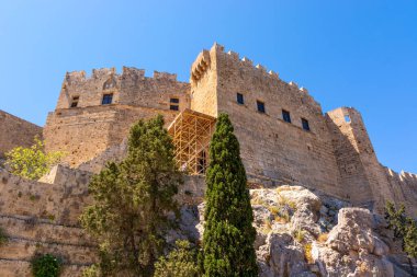Lindos 'taki Akropolis' in görkemli kalesi. Rodos Adası, Yunanistan