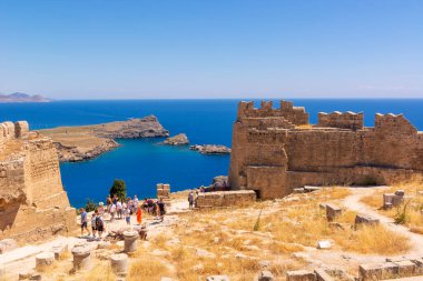 RHODES, GREECE - 14 Mayıs 2018: Lindos, Rodos, Yunanistan 'daki antik Akropolis körfezinden Vewa
